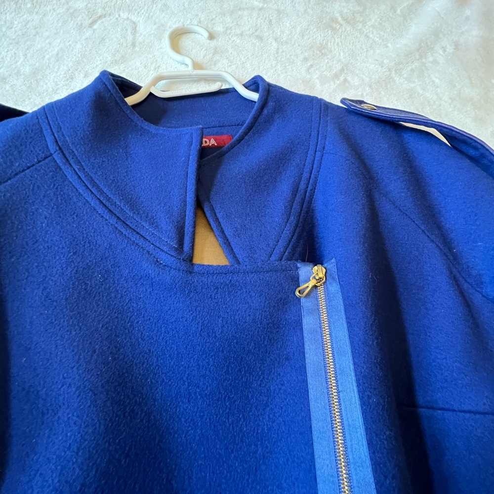 Gorgeous Sapphire Blue Designer Coat with Gold Lining - Picture 11 of 15